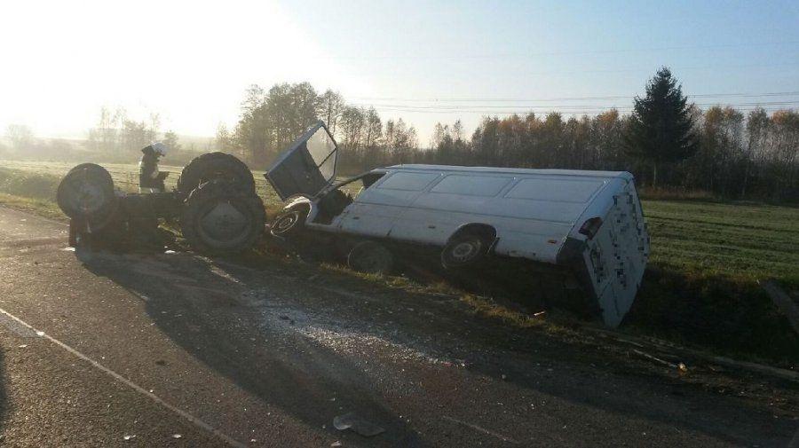 Zderzenie busa z ciągnikiem, 3 osoby poszkodowane. Jeden z kierujących pijany