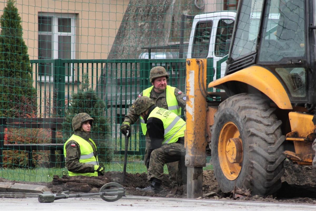 Uczniowie grali w piłkę nad setką niewybuchów [ZDJĘCIA]