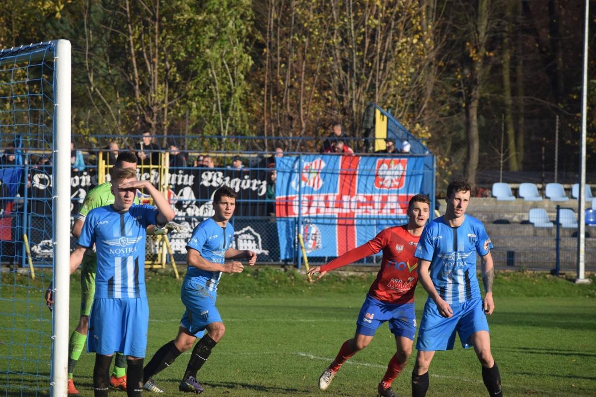 Beniaminek walczy o „pudło”! Alarm dla JKS 1909