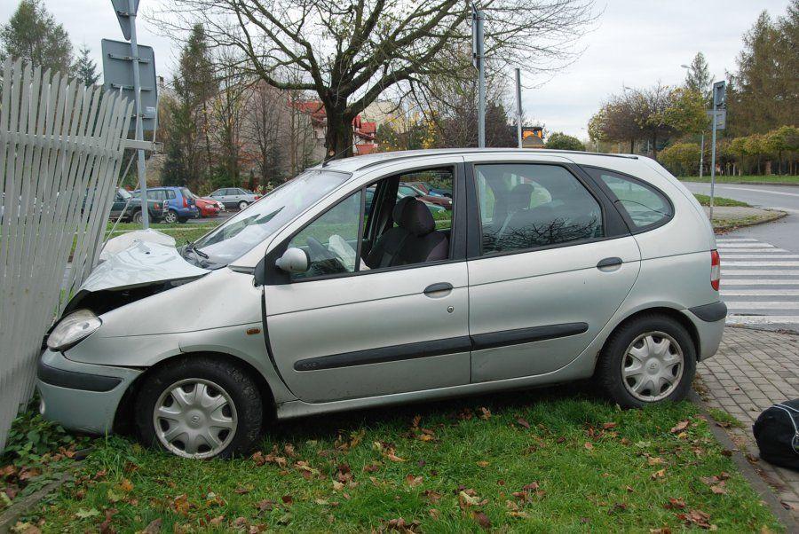 3 pijane kobiety jechały renault, które uderzyło w ogrodzenie