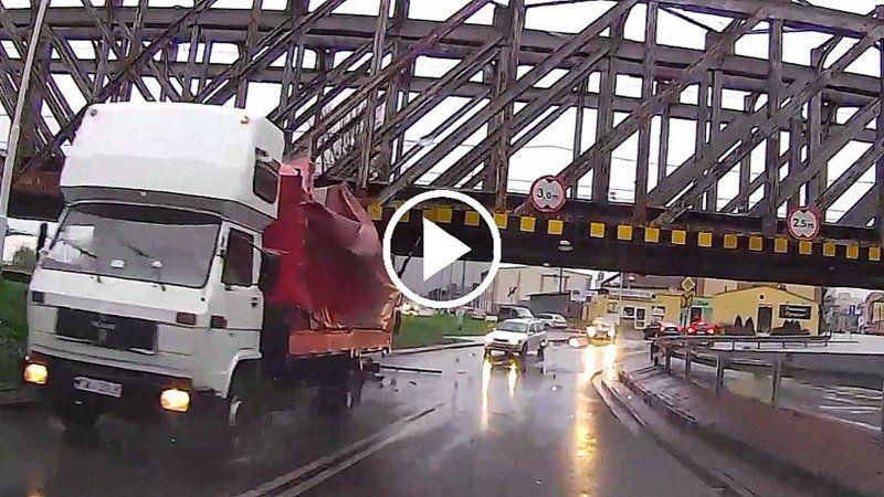 Ciężarówka zahacza o Most Kolejowy w Przemyślu [WIDEOREJESTRATOR]