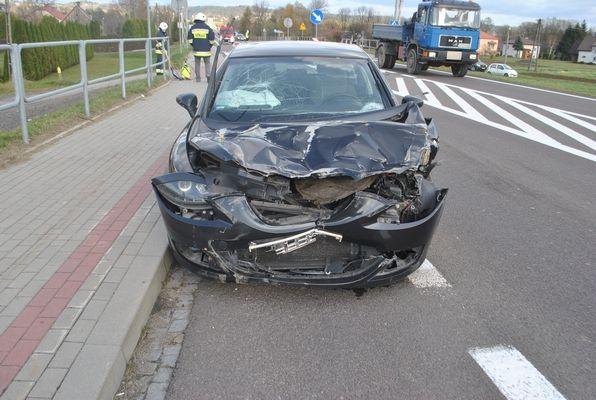 Zderzenie seata z dostawczym iveco. Jedna osoba ranna