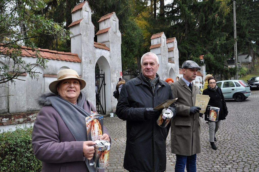 Przemyślanie hojni dla kwesty. Niemal 25 tys. zł na ratowanie cmentarzy [ZDJĘCIA]