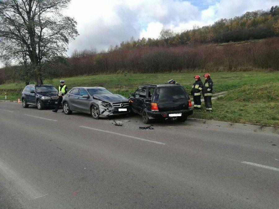 Kolizja subaru z mercedesem w Wapowcach