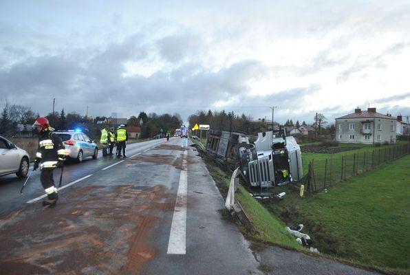 Stracił panowanie nad mazdą i zderzył się z tirem [ZDJĘCIA]