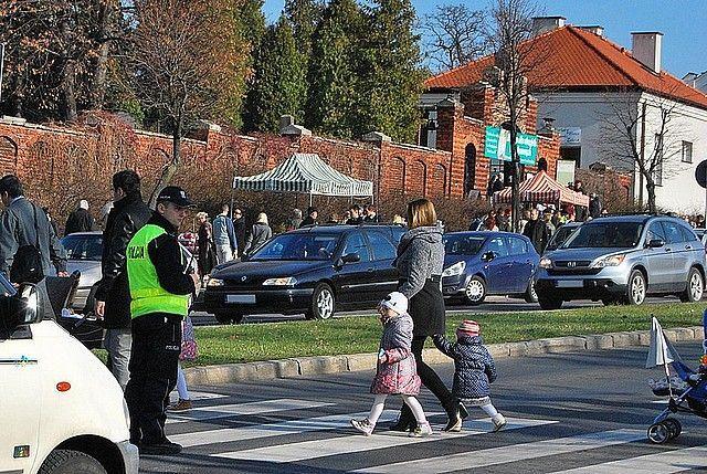Kierowcy! Polecenie policjanta ważniejsze niż światła