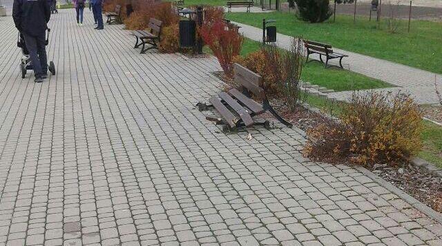 Samochód stoczył się na siedzących na ławce mężczyzn