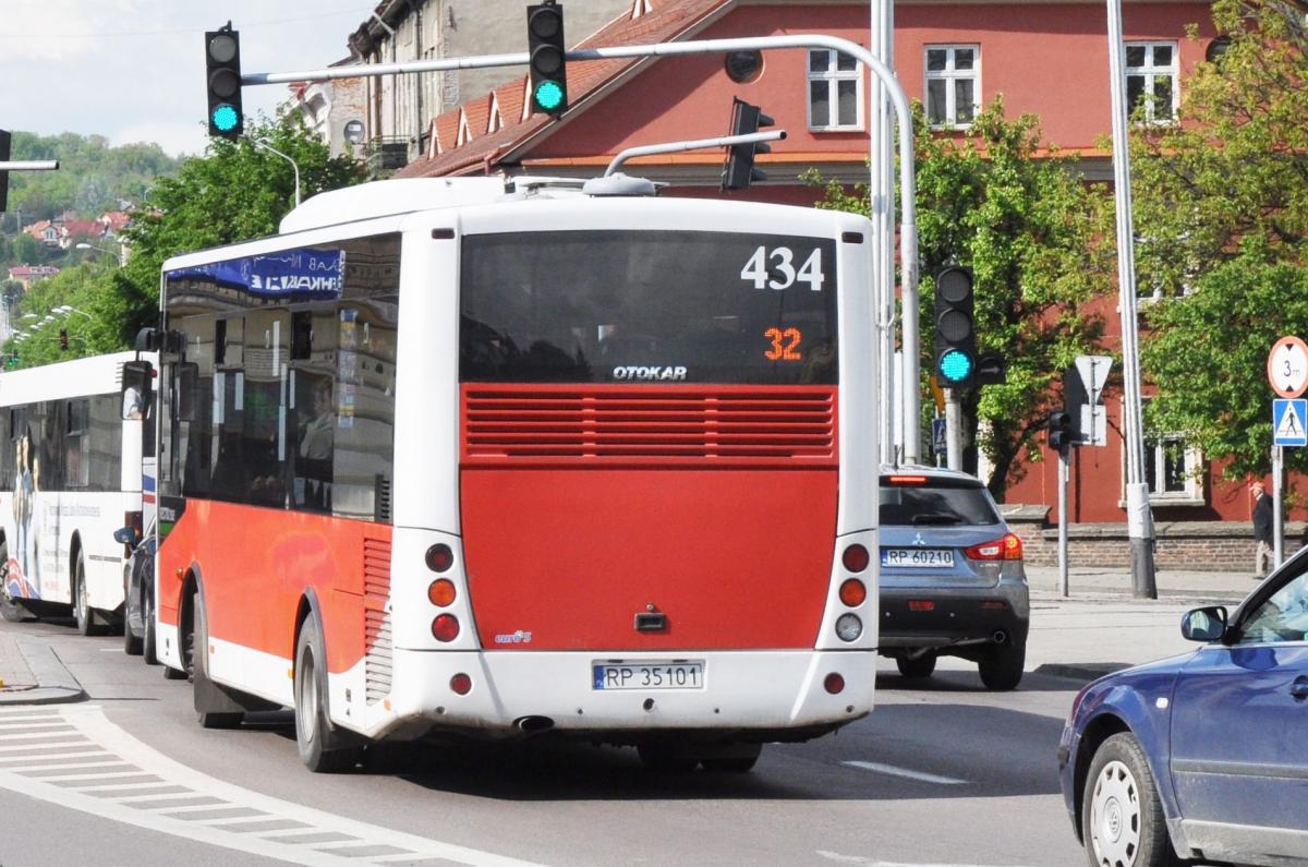 Autobusy jeżdżą tabunami