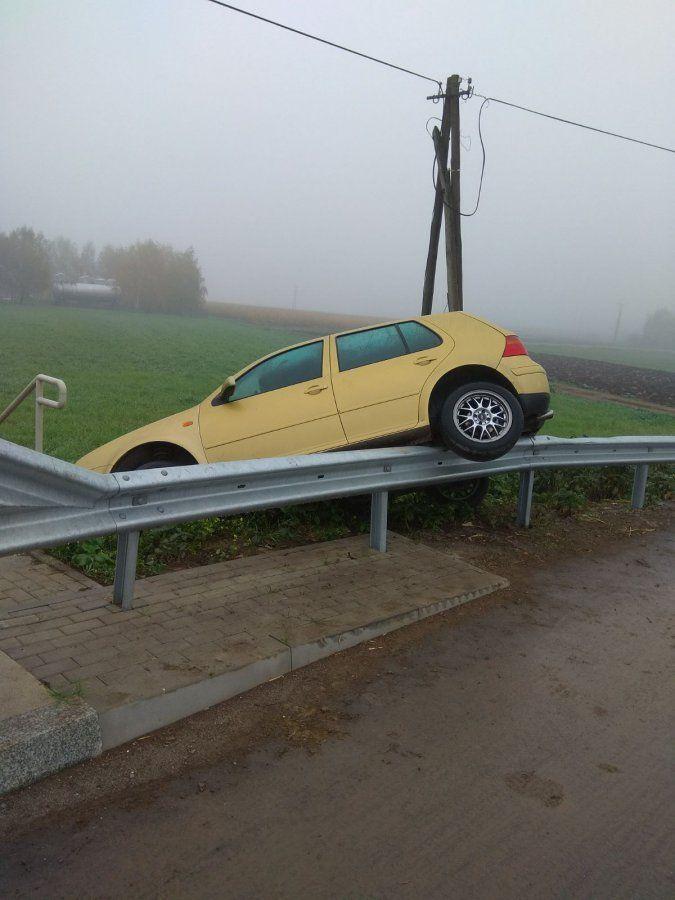 Volkswagen zatrzymał się na barierce ochronnej