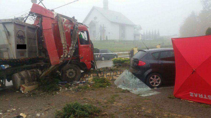 Tragiczny wypadek. Ciężarówka uderzyła w słup i ogrodzenie. Nie żyje pasażer