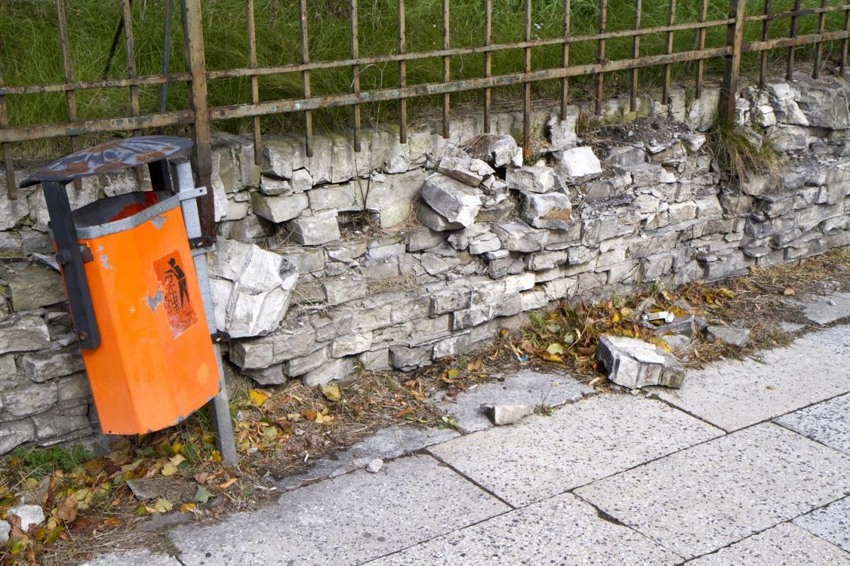Okiem czepialskiego: rozpadające się ogrodzenie przy ul. Mickiewicza