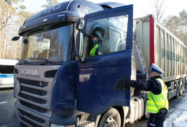 Pod lupą ponad 2 tys. ciężarówek i autokarów. Policja i „krokodylki” z ITD w akcji