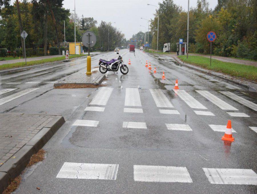 Motocyklista na przejściu dla pieszych potrącił dwie osoby