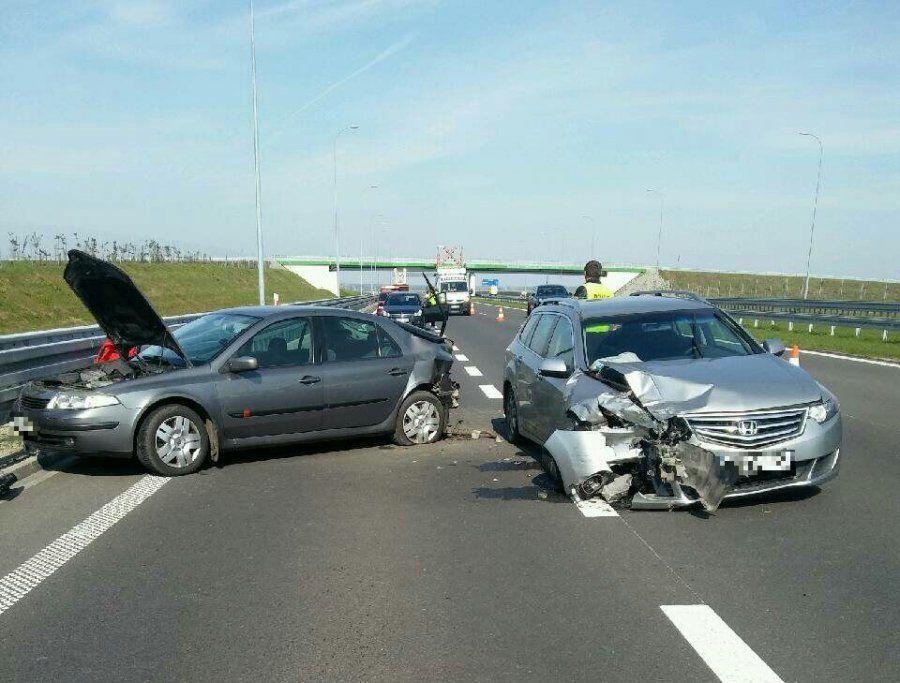 Hondą uderzył w renaulta na autostradzie