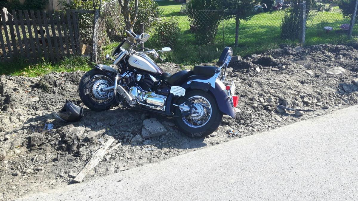 Motocyklem wjechał w osobówkę [ZDJĘCIA]