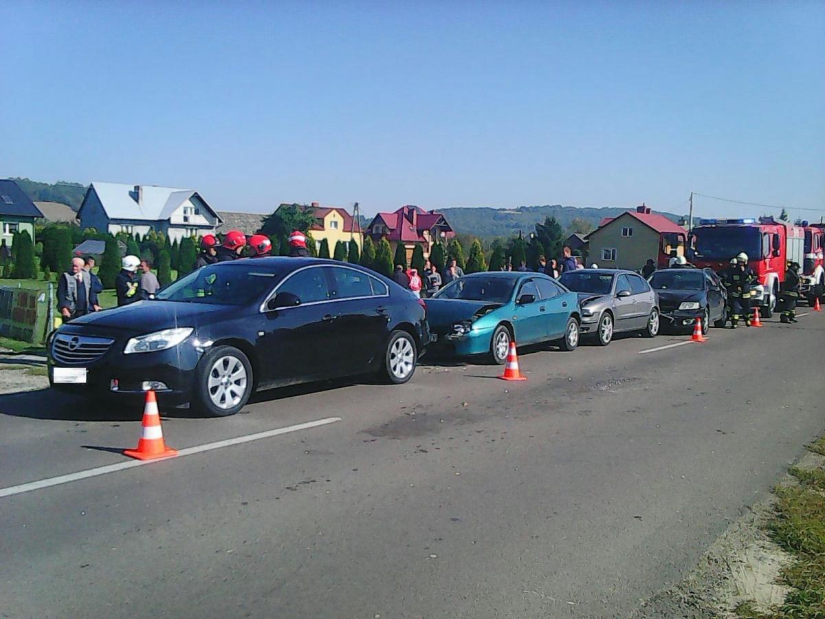 Zderzenie 4 samochodów. 5 osób w szpitalu [ZDJĘCIA]