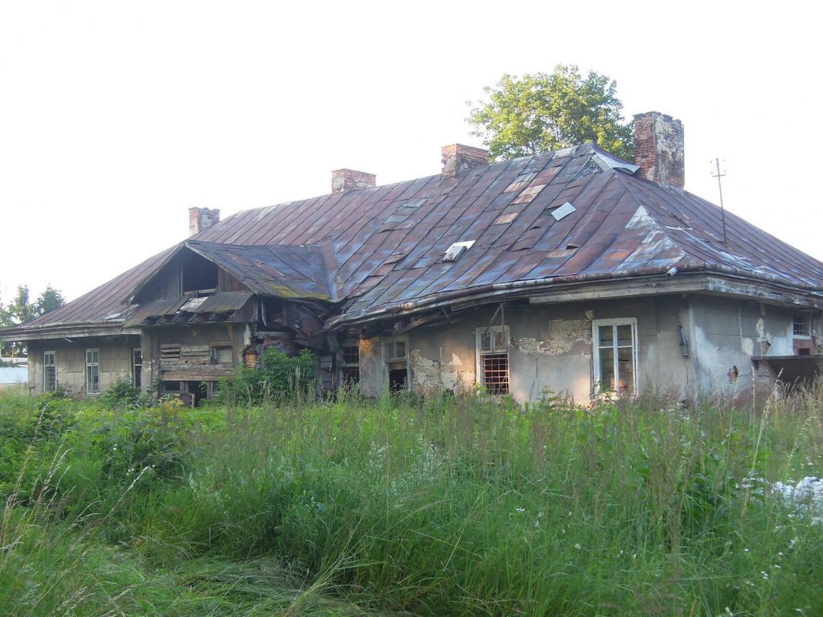 Zabytkowy drewniany dworek w ruinie [ZDJĘCIA]