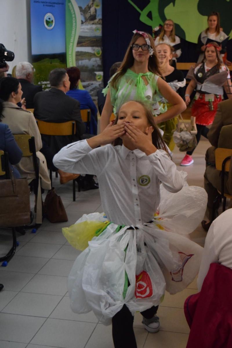 Pokaz mody ekologicznej i akcja sprzątania świata w Krasiczynie