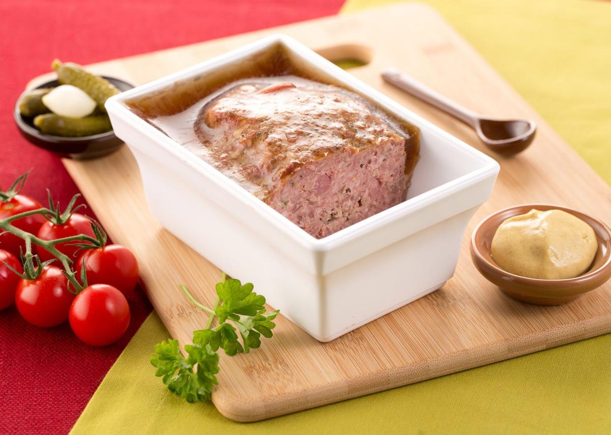 Terrina z gotowanej szynki, wieprzowiny i cielęciny