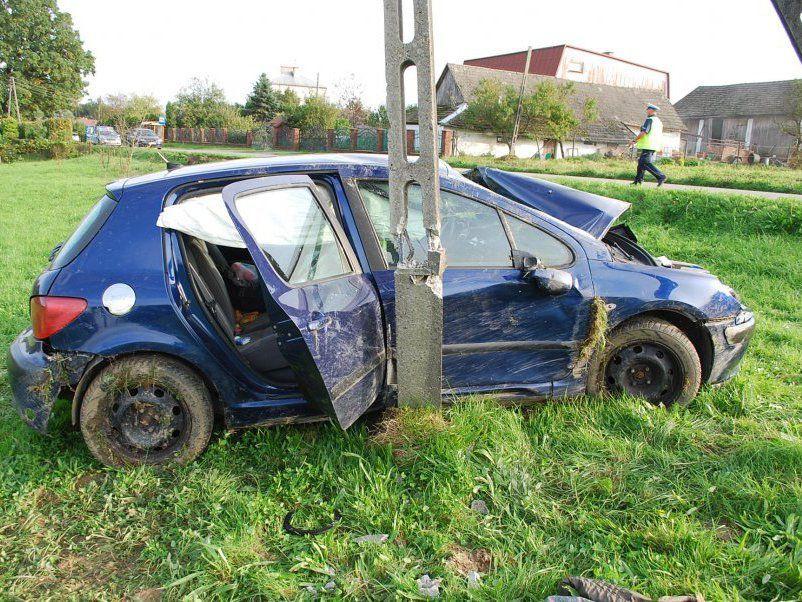 Peugeot wypadł z drogi, dachował i uderzył w słup
