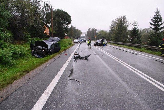 Czołowe zderzenie. Pięć osób trafiło do szpitala [ZDJĘCIA]