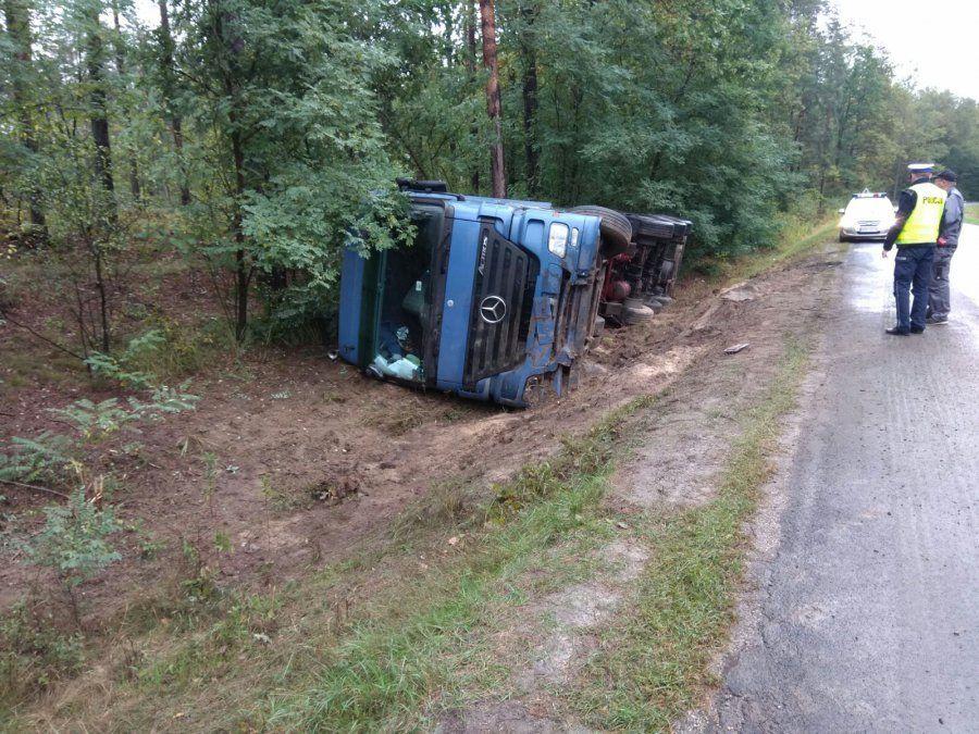 Kierujący ciężarówką stracił panowanie nad pojazdem i wjechał do rowu