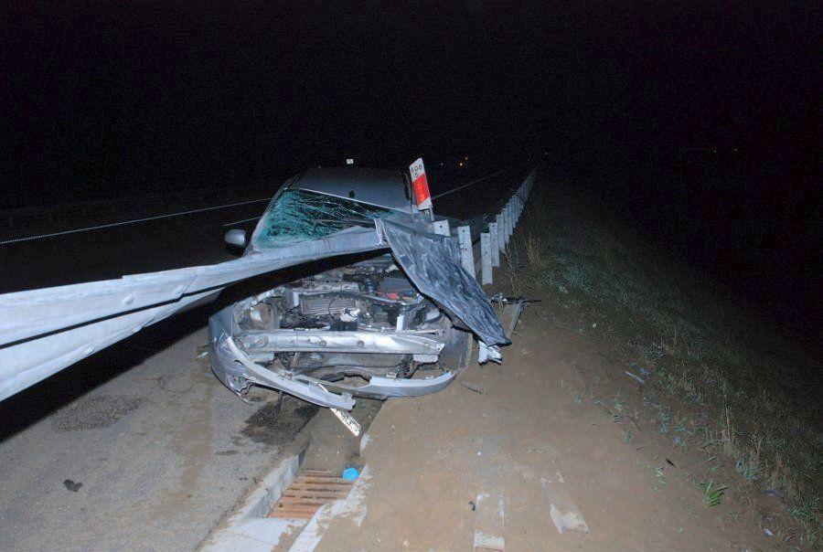 Pijany 36-latek wjechał w barierę na autostradzie A4 [ZDJĘCIA]