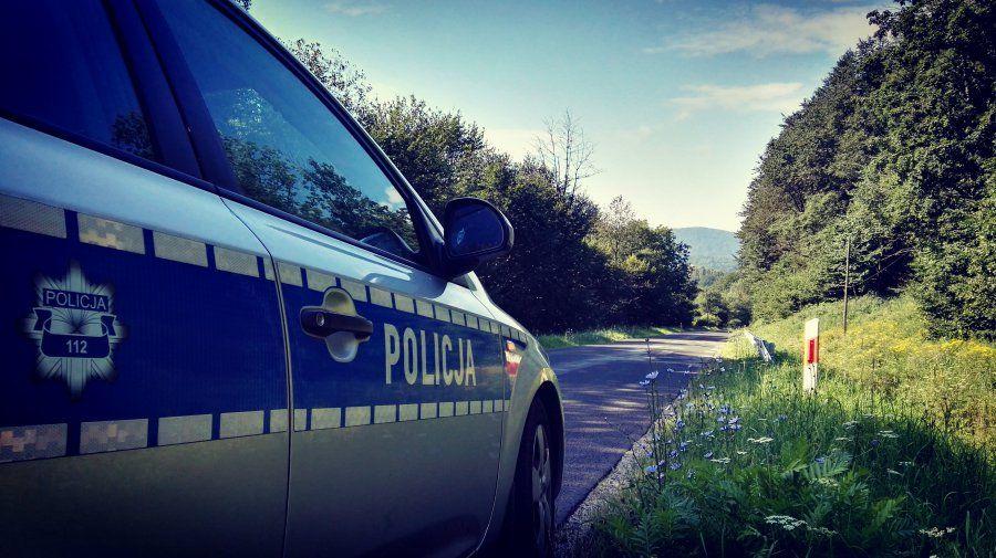 Policjanci eskortowali rodzącą kobietę