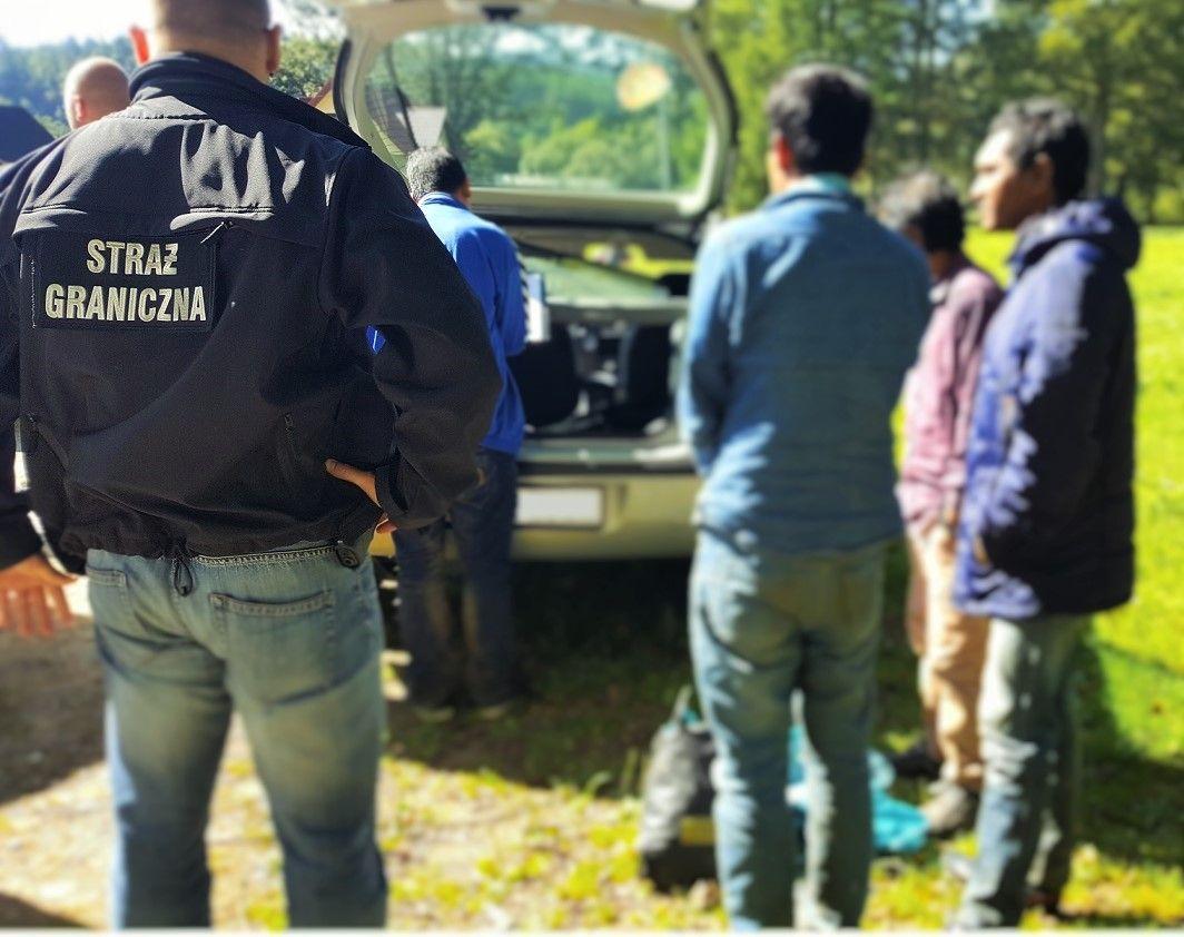Imigranci ukryci w bagażniku