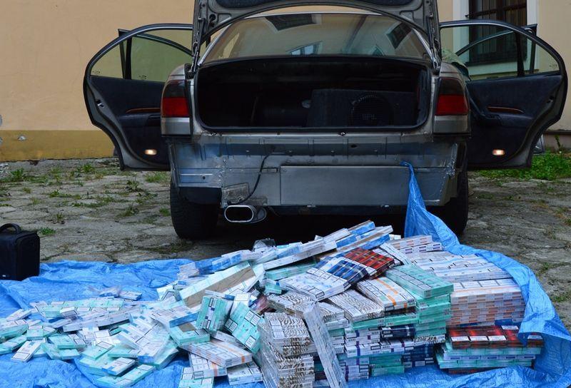 Skrytki pełne papierosów z przemytu