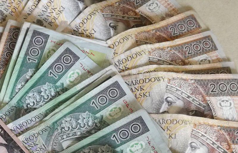 Schował w samochodzie 250 tysięcy złotych