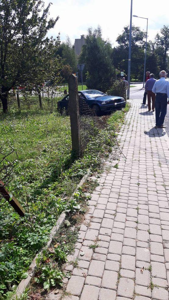 BMW wpadło do ogródka przy Paderewskiego w Przemyślu [ZDJĘCIA]