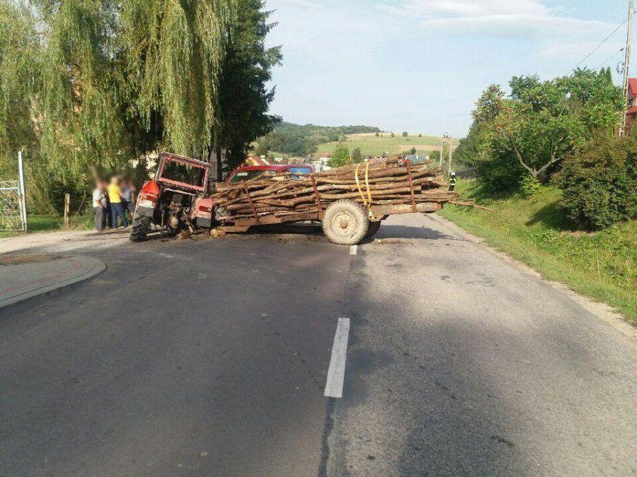 Ciągnik rolniczy przewożący drewno zderzył się z peugeotem [ZDJĘCIA]