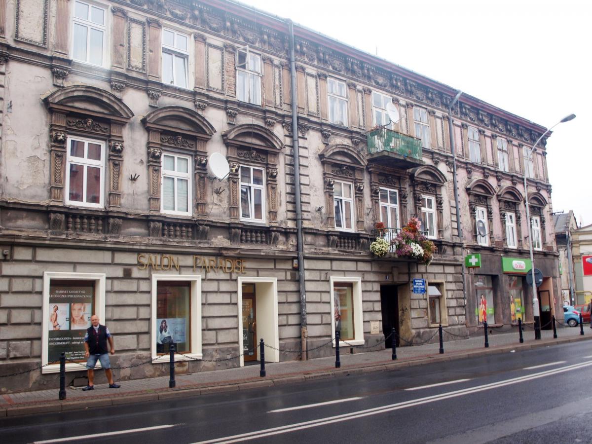 Szczury, spróchniałe deski, odpadający tynk, odkryte szambo. Tak miasto dba o swoje zabytki [ZDJĘCIA]