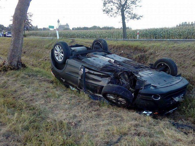 Dachowanie nissana po zderzeniu z volkswagenem [ZDJĘCIA]