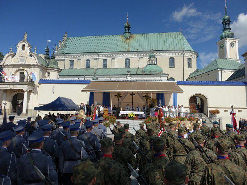 Mundurowi w sanktuarium