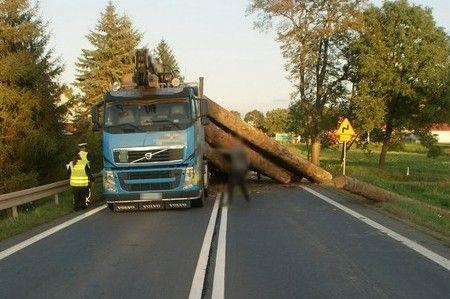 Zderzenie cysterny z ciężarówką przewożącą drewno. Blokada drogi [ZDJĘCIA]