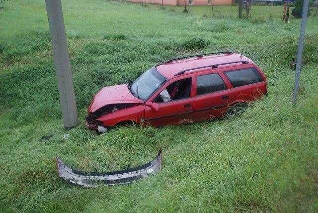 Zjechał z drogi i uderzył w betonowy słup [ZDJĘCIA]