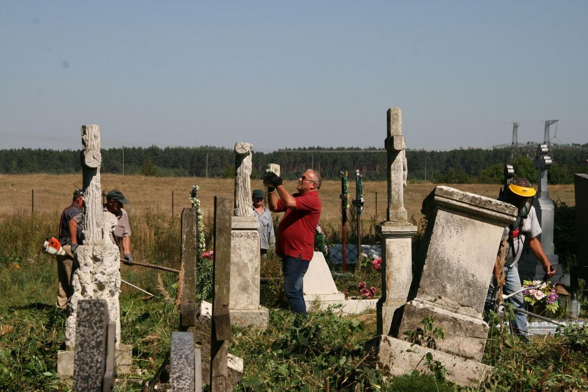 Ochotnicy posprzątali polską nekropolię 