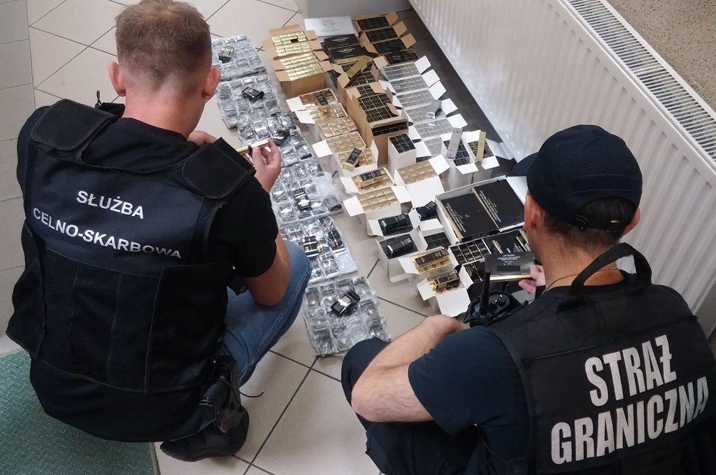 Podróbki kosmetyków i klamer luksusowych marek w noclegowni