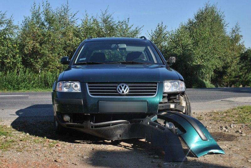 29-letni motocyklista ucierpiał w zderzeniu z passatem