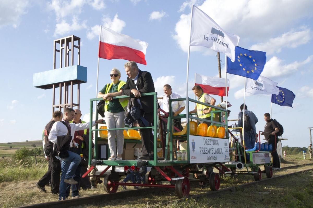 Drezyna Przemyślanka przeciera kolejowy szlak