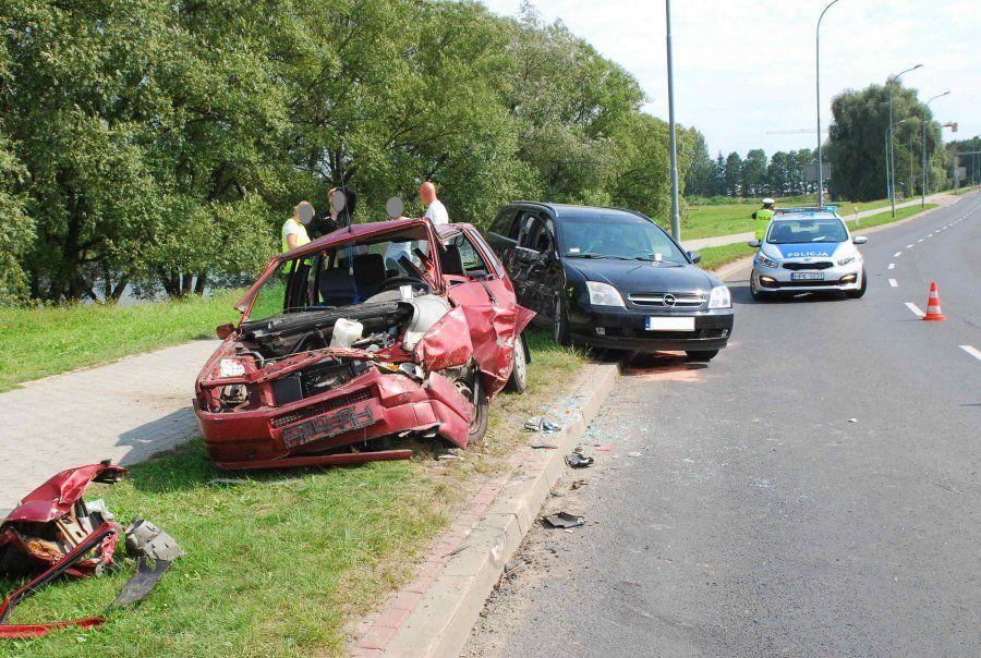 Przejechał przez wysepkę i wjechał w inne auto [ZDJĘCIA]