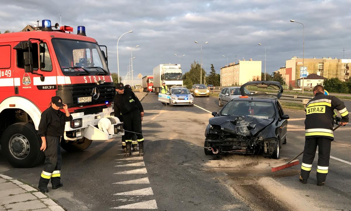 Kierowca fiata skasował latarnię i uderzył w „elkę” [ZDJĘCIA]