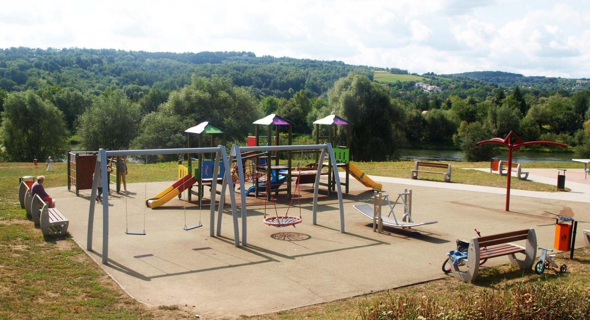Plac zabaw na Kmieciach zdewastowany [ZDJĘCIA]