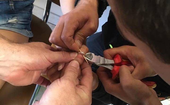 Nietypowa akcja przemyskich strażaków. Ściągali pierścionek z palca nastolatki