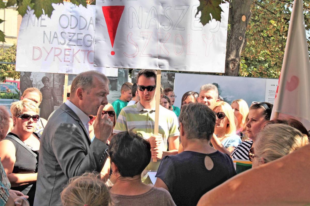 Protestujący: Nie poślemy dzieci do szkoły! Emocje nie gasną