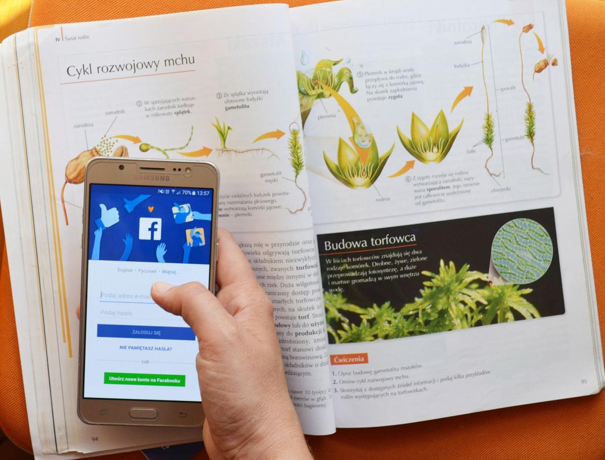 Internet zastępuje dziś nastolatkom trzepak, bibliotekę, a nawet rodziców