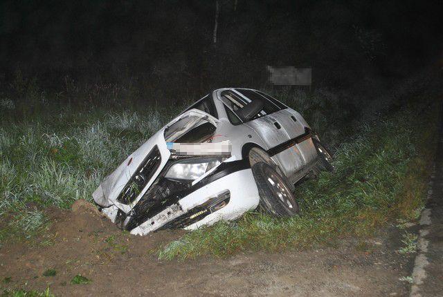 Uderzyła w betonowy przepust. Matka i jej 5-letnia córka trafiły do szpitala