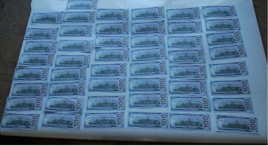 Próbowali rozmienić fałszywe banknoty. Kasjerka zamknęła ich w kantorze